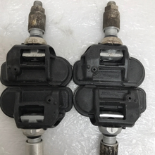 Load image into Gallery viewer, Set of 4 Mercedes Benz TPMS 433mhz A0009050030 8d4e56a9