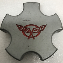 Load image into Gallery viewer, Chevrolet Corvette Silver Center Cap 9593801 46 MM d370263c