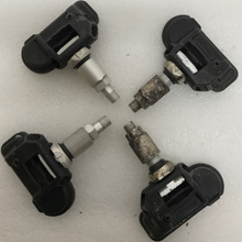 Load image into Gallery viewer, Mercedez Benz Set of 4 TPMS 0009050030 433 Mhz 65d6385f