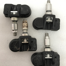 Load image into Gallery viewer, Set of 4 Mercedes TPMS 433 Mhz A0009057200 6600b685