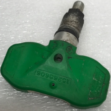 Load image into Gallery viewer, Schrader Tire Pressure Sensor TPMS OEM 15268606 9cf4a06d