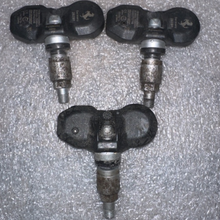 Load image into Gallery viewer, Set of 3 Ferrari TPMS Tire Pressure Sensor 282189 5bba7098
