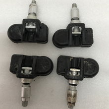 Load image into Gallery viewer, Set of 4 Mercedes TPMS 433 Mhz A0009057200 6600b685