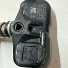 Load image into Gallery viewer, Nissan TPMS Tire Pressure Sensors Kit 40700-1LA0C b3c38014