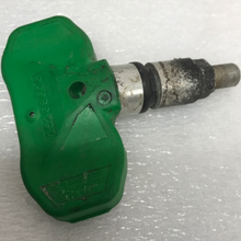 Load image into Gallery viewer, Schrader Tire Pressure Sensor TPMS OEM 15268606 9cf4a06d