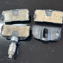 Load image into Gallery viewer, Set of 2 Mercedes-Benz TPMS Sensor A0045429818 cb10f2d5