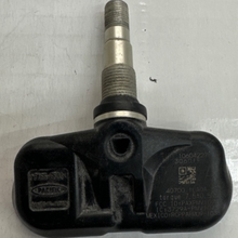 Load image into Gallery viewer, Set of 4 Genuine OEM Nissan TPMS Tire Pressure Sensors 40700-1LA0C f8cc9c67