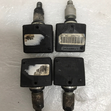 Load image into Gallery viewer, Set of 4 Schrader TPMS Tire Pressure Sensor 433mhz 52088990AC 75ff79b6