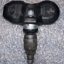 Load image into Gallery viewer, Set of 3 Ferrari TPMS Tire Pressure Sensor 282189 5bba7098
