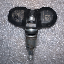 Load image into Gallery viewer, Set of 4 Volkswagen TPMS Sensor 433 MHz 7PP907275F f997d6d1