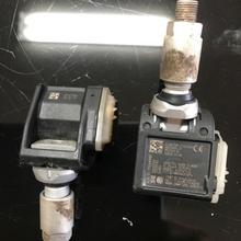 Load image into Gallery viewer, SET OF 2 BMW Tire Pressure Monitoring Systems TPMS 433 MHz A0009052102 c180d1ee