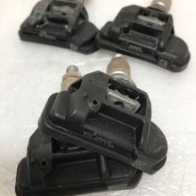 Load image into Gallery viewer, Set of 4 Mercedes Benz TPMS 433mhz A0009050030 489a40c6