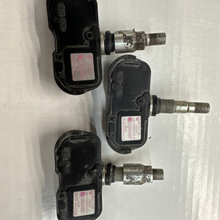 Load image into Gallery viewer, Set of 4 Genuine OEM Nissan TPMS Tire Pressure Sensors 40700-1LA0C f8cc9c67