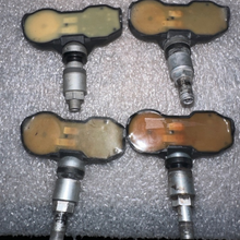 Load image into Gallery viewer, Set of 4 Volkswagen TPMS Sensor 433 MHz 7PP907275F f997d6d1
