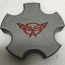 Load image into Gallery viewer, Chevrolet Corvette Silver Center Cap 9593801 46 MM d370263c