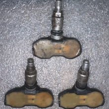 Load image into Gallery viewer, Set of 3 Ferrari TPMS Tire Pressure Sensor 282189 5bba7098