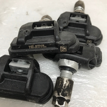Load image into Gallery viewer, Set of 4 Mercedes Benz TPMS 433mhz A0009050030 8d4e56a9