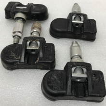 Load image into Gallery viewer, Set of 4 Mercedes TPMS 433 Mhz A0009057200 6600b685