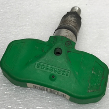 Load image into Gallery viewer, Schrader Tire Pressure Sensor TPMS OEM 15268606 9cf4a06d