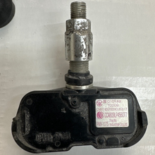 Load image into Gallery viewer, Set of 4 Genuine OEM Nissan TPMS Tire Pressure Sensors 40700-1LA0C f8cc9c67