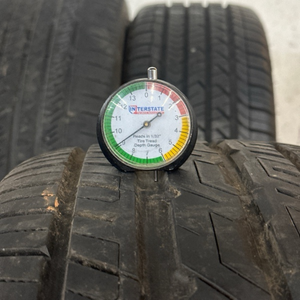 ROAD HUGGER GT ULTRA 225/40/18 TIRE 5e795b7e