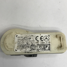 Load image into Gallery viewer, SCHRADER TPMS Wheel Sensor Tire Pressure Control System 82e5447c