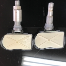 Load image into Gallery viewer, SET OF 2 BMW 2014-2018 TPMS Tire Pressure Sensors 433 MHz bf6e0798