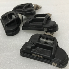 Load image into Gallery viewer, Set of 4 Mercedes TPMS Sensor 433 Mhz A0009050030 d52640c7