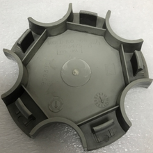 Load image into Gallery viewer, Chevrolet Corvette Silver Center Cap 9593801 46 MM d370263c