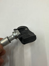 Load image into Gallery viewer, Hyundai TPMS Tire Pressure Sensor &amp; Service Kit 52933-2M000